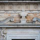 Quest�ultimo � racchiuso da una cornice scanalata sormontata a sua volta da due volute affrontate e da un architrave su cui leggiamo l�anno di fondazione della chiesa, il 1664